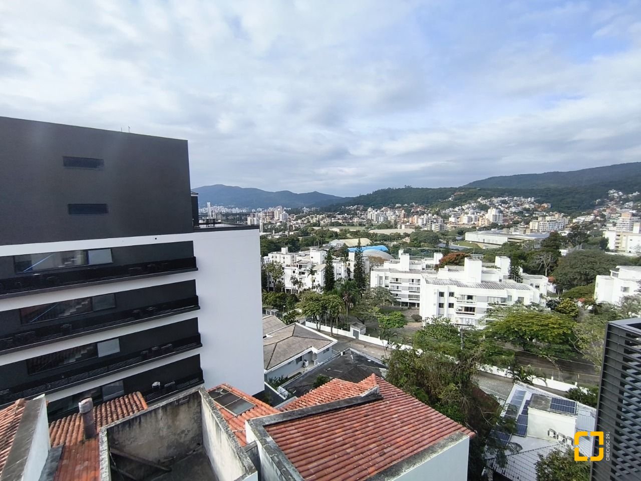 Apartamento com 33m², 2 quartos (sendo 1 suíte), 1 garagem, no bairro Carvoeira em Florianópolis