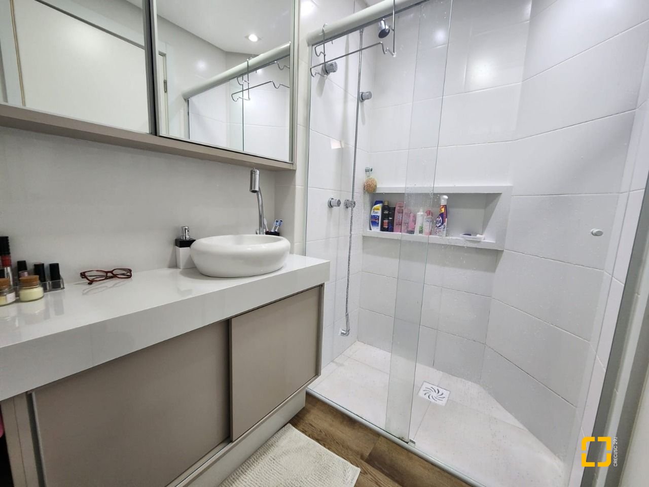 Apartamento com 111m², 4 quartos (sendo 1 suíte), 4 garagens, no bairro Abraão em Florianópolis