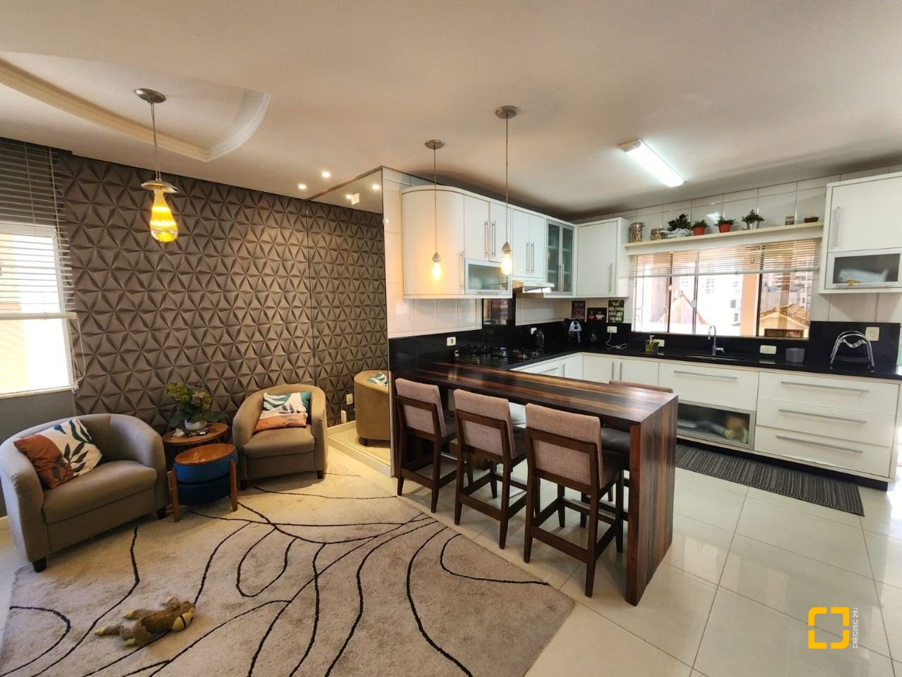 Casa com 204m², 5 quartos (sendo 1 suíte), 4 garagens, no bairro Agronômica em Florianópolis