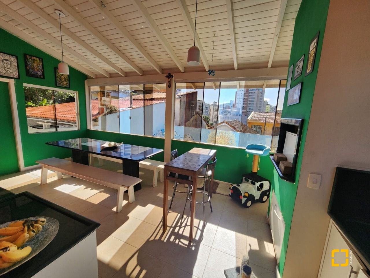 Casa com 204m², 5 quartos (sendo 1 suíte), 4 garagens, no bairro Agronômica em Florianópolis