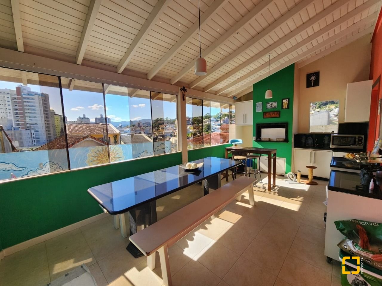 Casa com 204m², 5 quartos (sendo 1 suíte), 4 garagens, no bairro Agronômica em Florianópolis