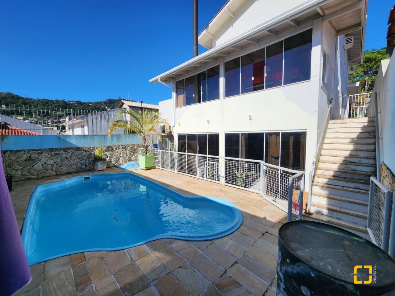 Casa com 204m², 5 quartos (sendo 1 suíte), 4 garagens, no bairro Agronômica em Florianópolis