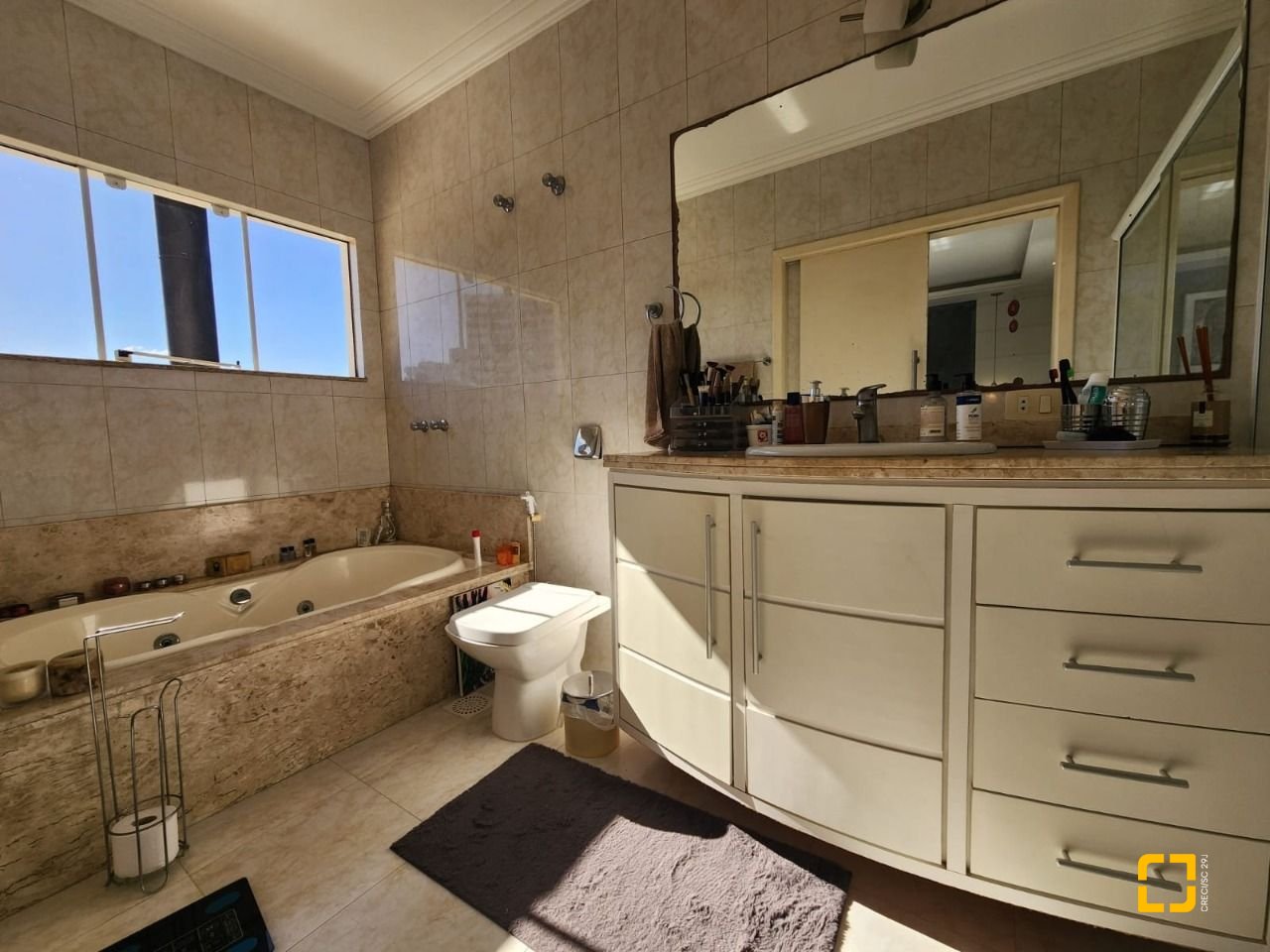 Casa com 204m², 5 quartos (sendo 1 suíte), 4 garagens, no bairro Agronômica em Florianópolis