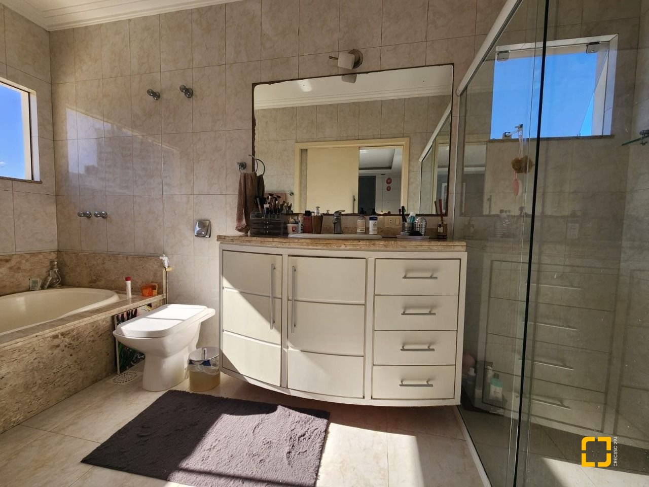 Casa com 204m², 5 quartos (sendo 1 suíte), 4 garagens, no bairro Agronômica em Florianópolis
