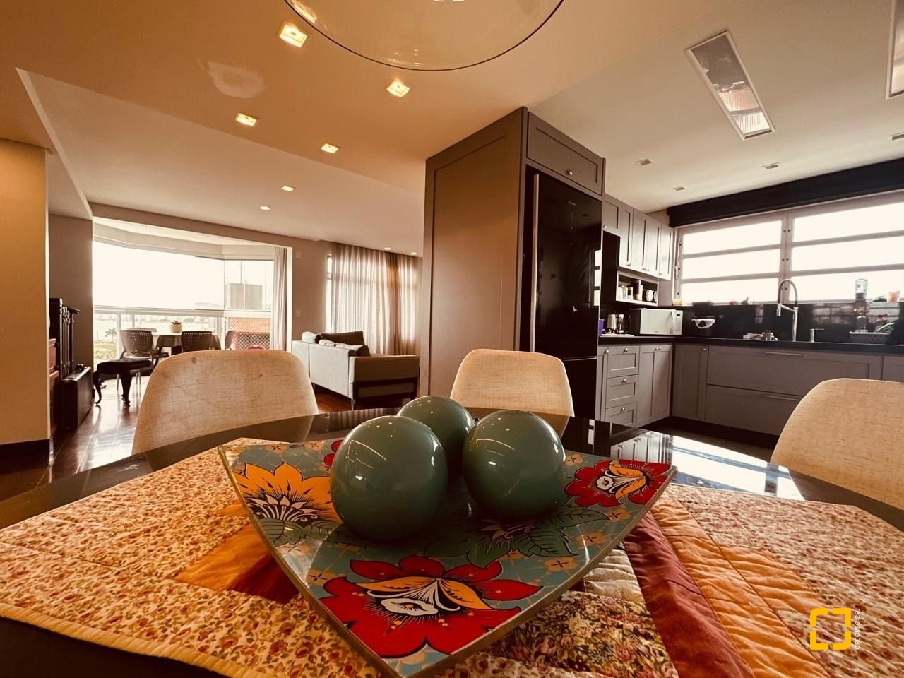 Apartamento com 170m², 3 quartos (sendo 1 suíte), 2 garagens, no bairro Balneário em Florianópolis