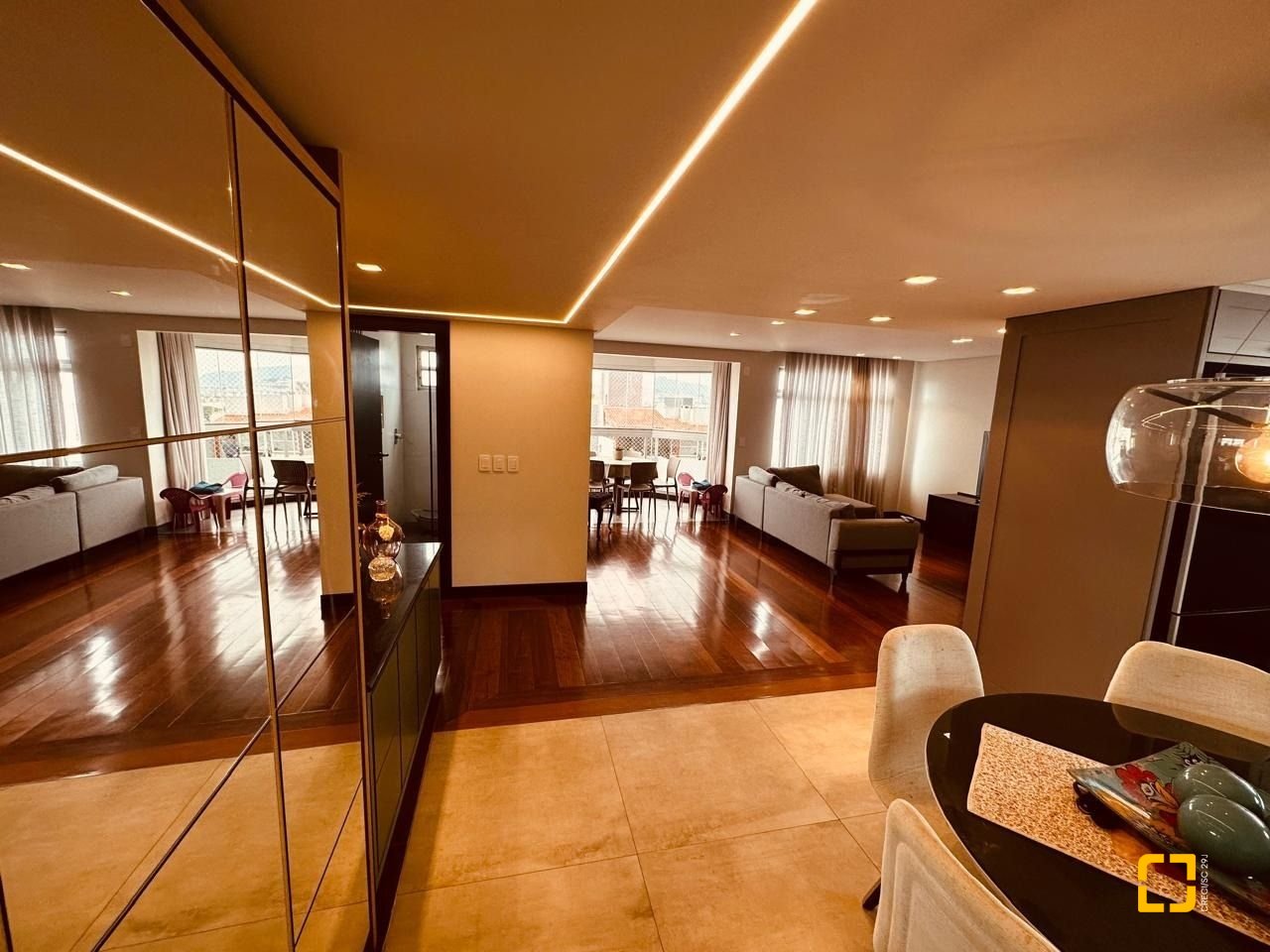 Apartamento com 170m², 3 quartos (sendo 1 suíte), 2 garagens, no bairro Balneário em Florianópolis