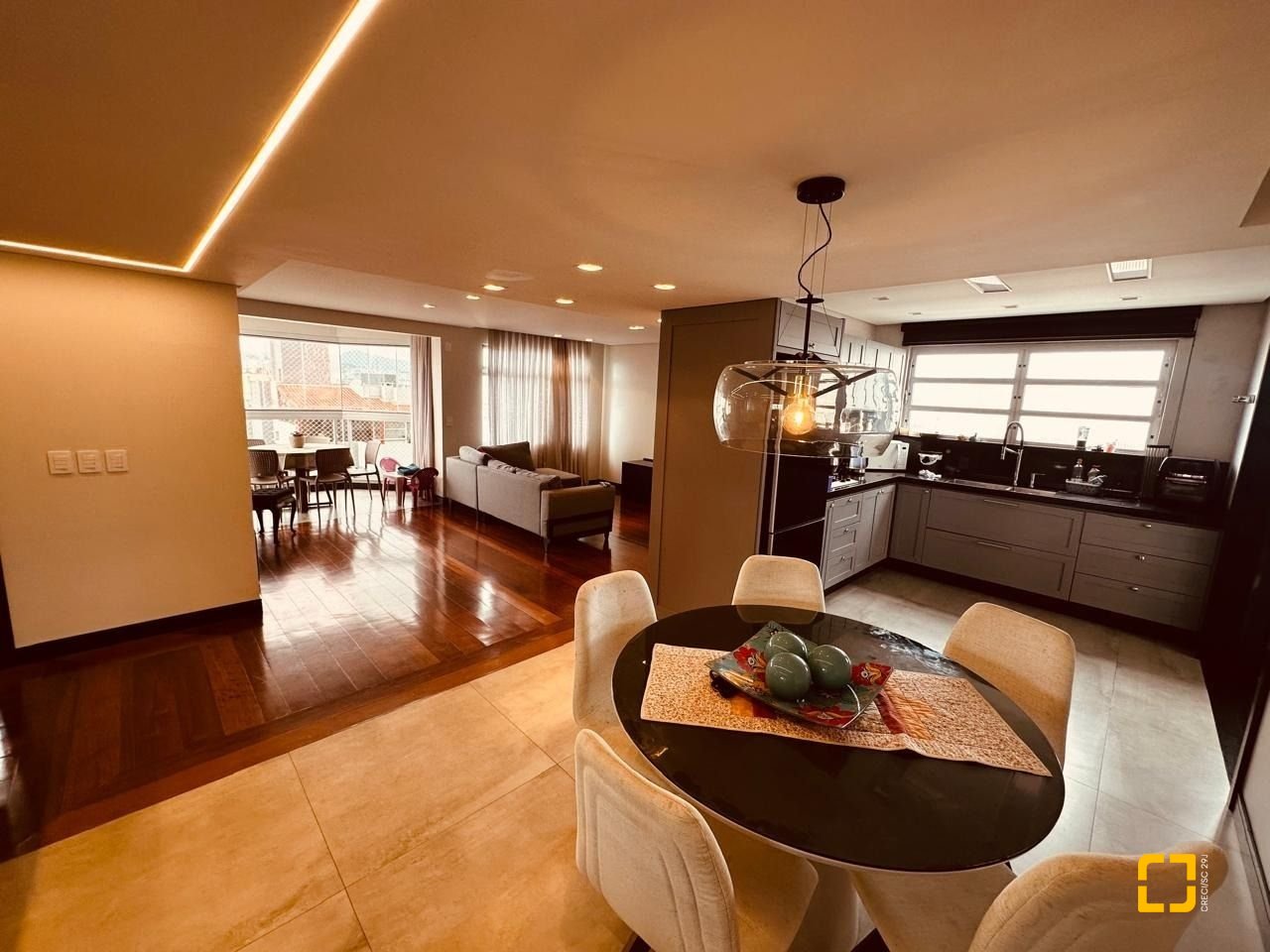 Apartamento com 170m², 3 quartos (sendo 1 suíte), 2 garagens, no bairro Balneário em Florianópolis
