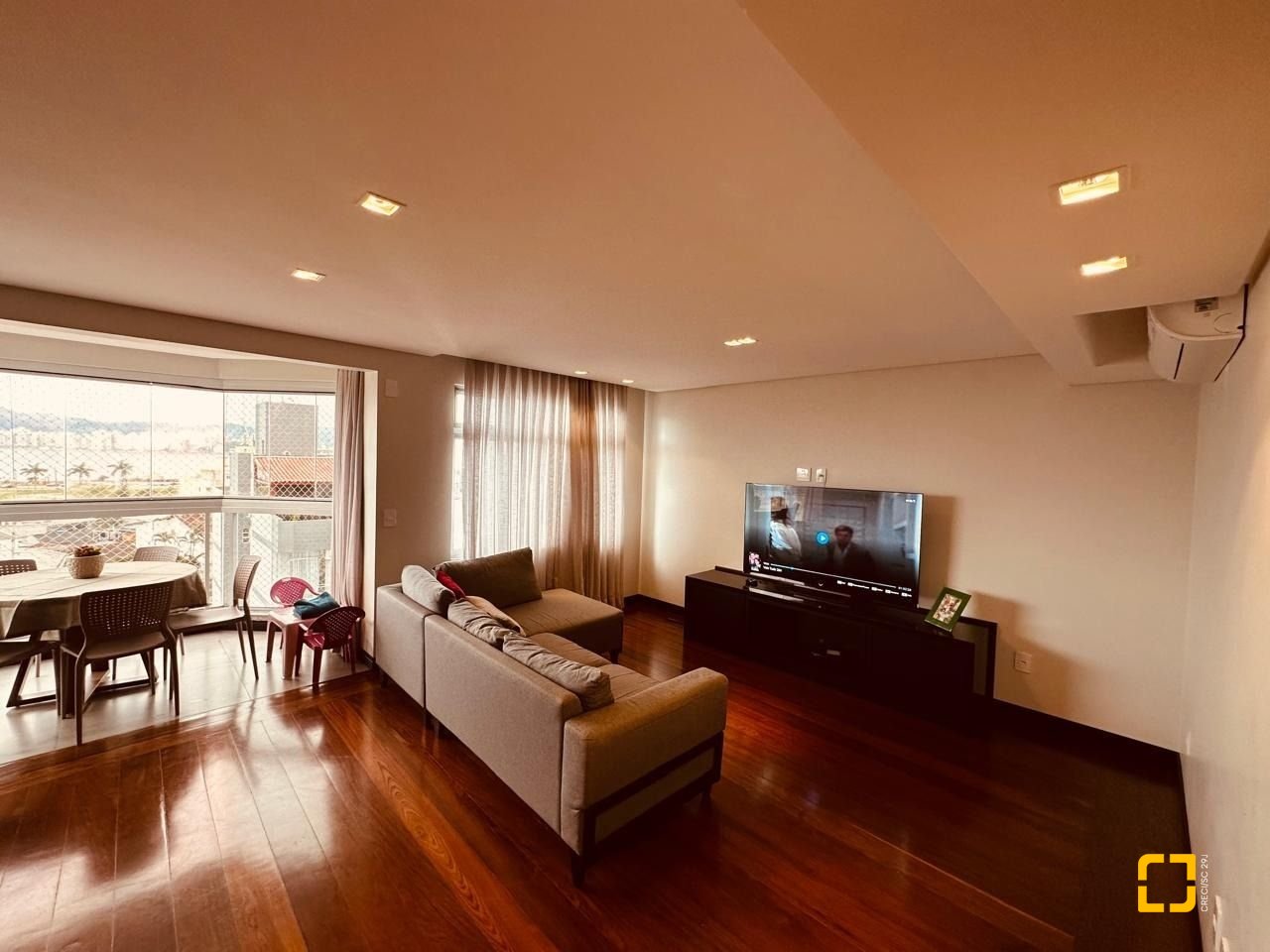 Apartamento com 170m², 3 quartos (sendo 1 suíte), 2 garagens, no bairro Balneário em Florianópolis