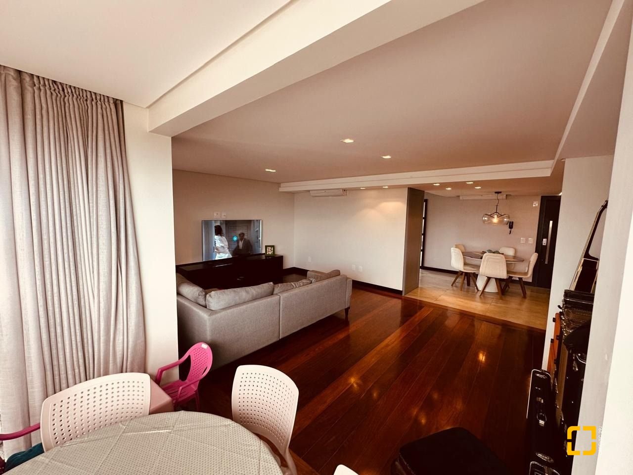 Apartamento com 170m², 3 quartos (sendo 1 suíte), 2 garagens, no bairro Balneário em Florianópolis