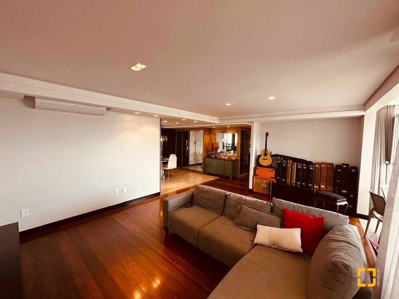 Apartamento com 170m², 3 quartos (sendo 1 suíte), 2 garagens, no bairro Balneário em Florianópolis