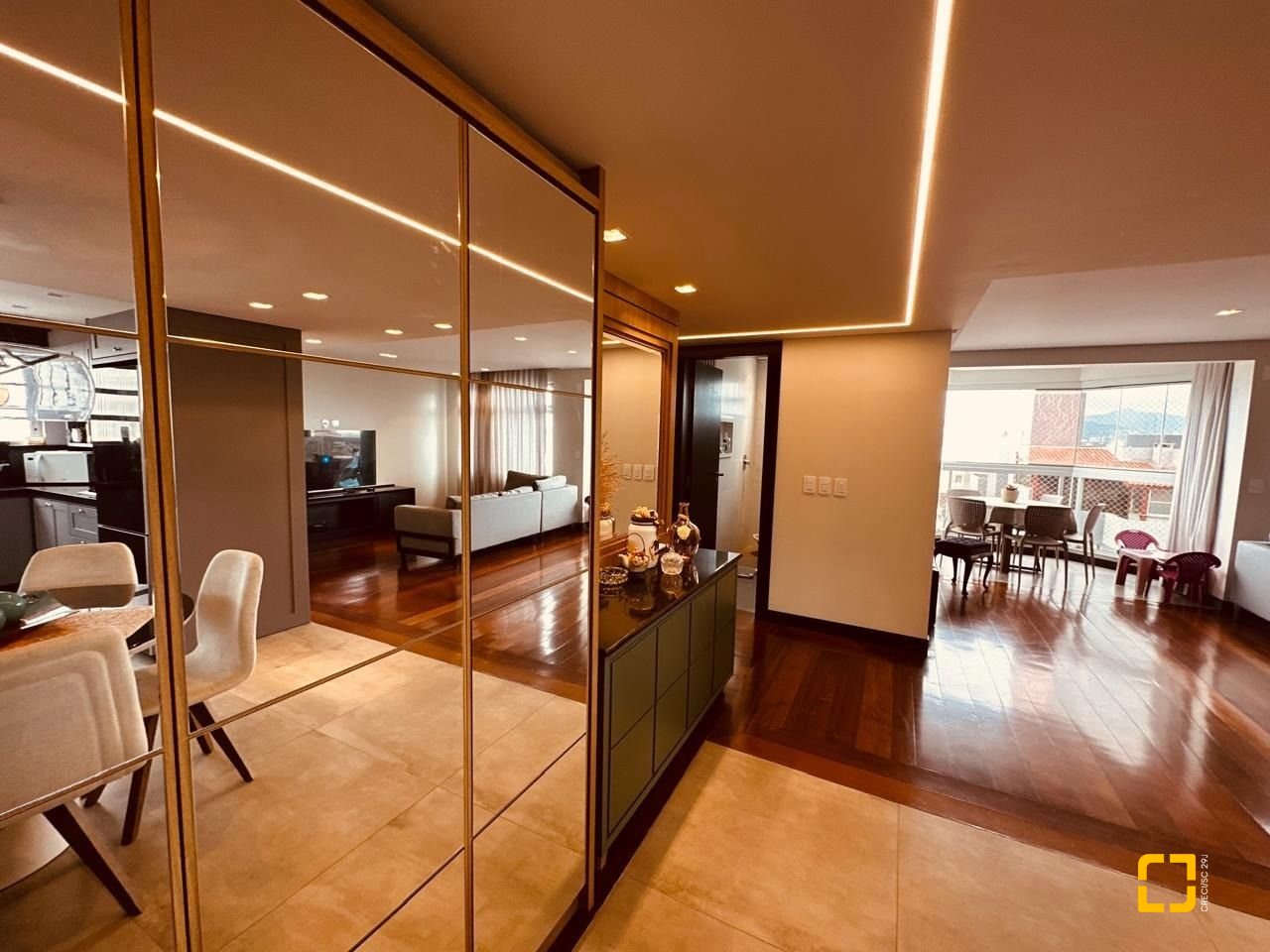 Apartamento com 170m², 3 quartos (sendo 1 suíte), 2 garagens, no bairro Balneário em Florianópolis