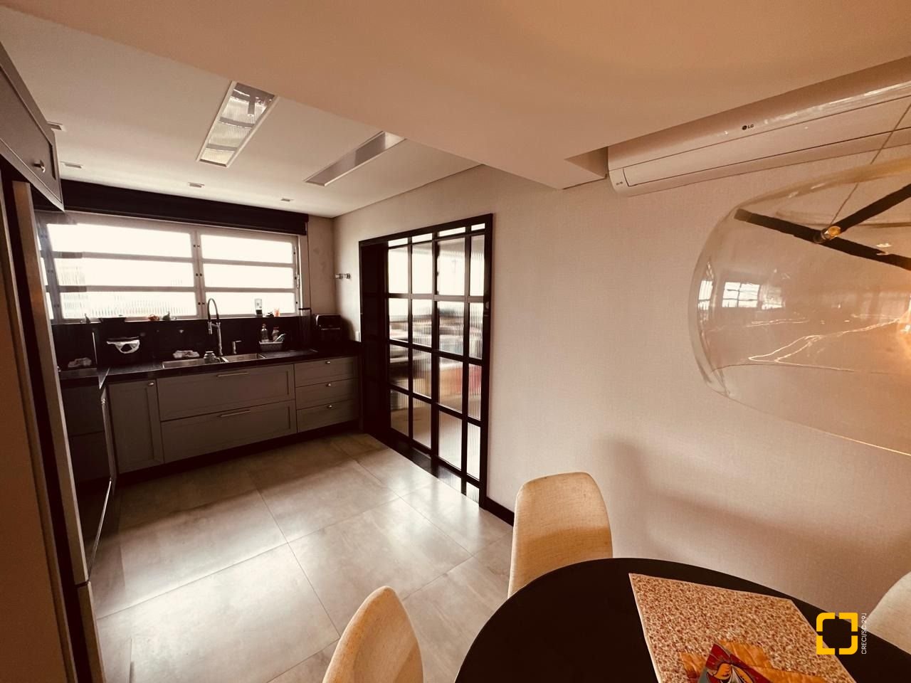 Apartamento com 170m², 3 quartos (sendo 1 suíte), 2 garagens, no bairro Balneário em Florianópolis