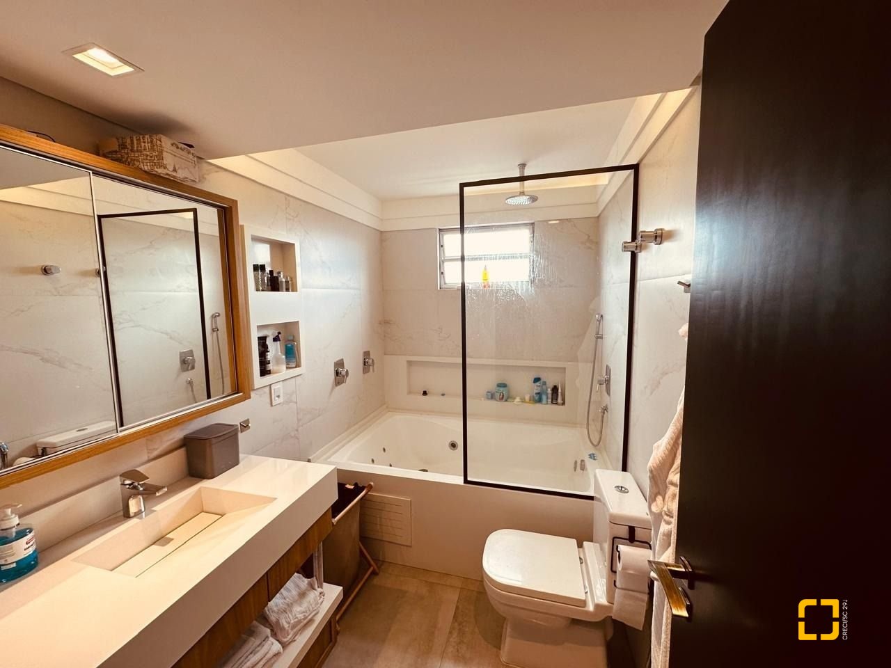 Apartamento com 170m², 3 quartos (sendo 1 suíte), 2 garagens, no bairro Balneário em Florianópolis