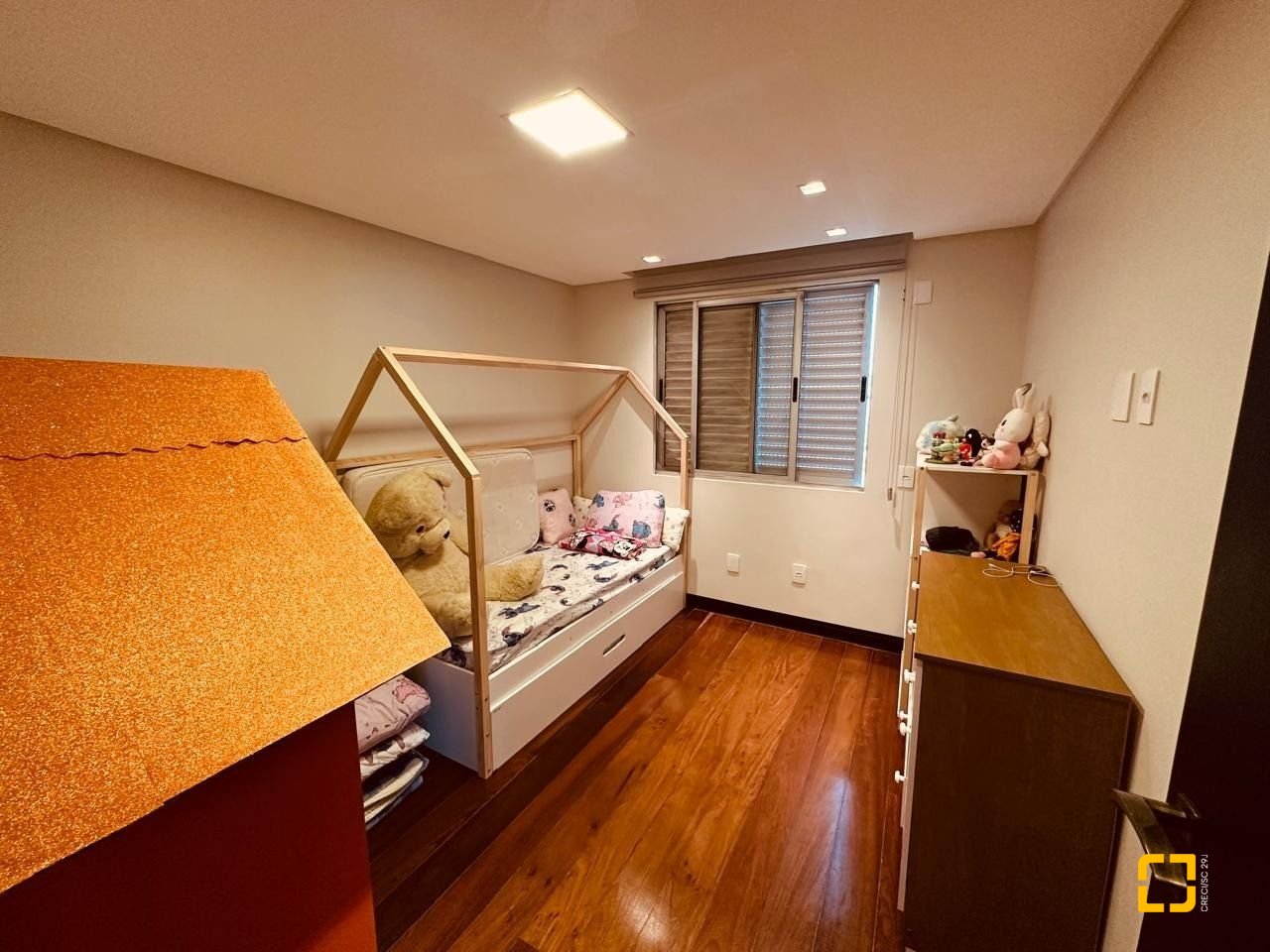 Apartamento com 170m², 3 quartos (sendo 1 suíte), 2 garagens, no bairro Balneário em Florianópolis