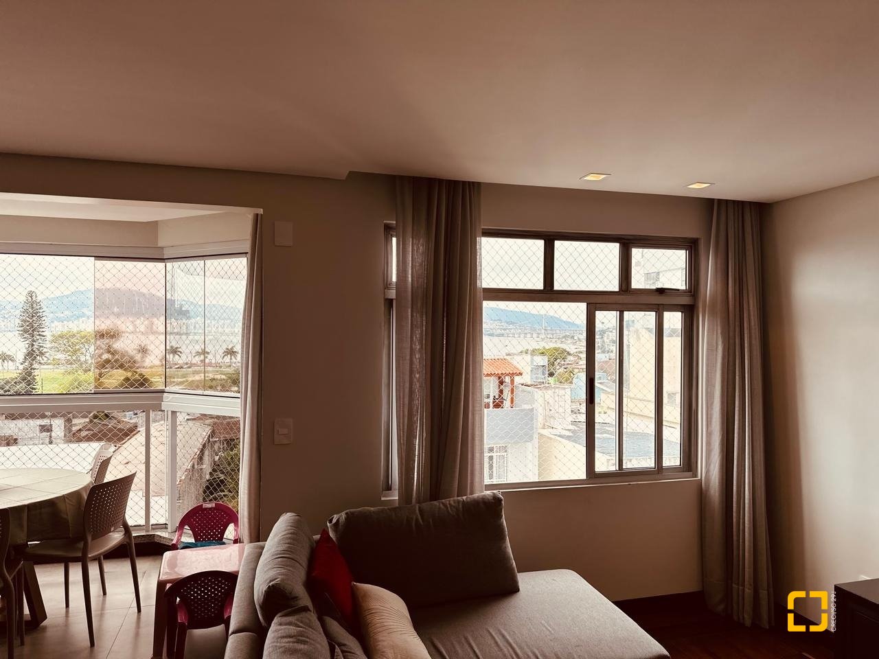 Apartamento com 170m², 3 quartos (sendo 1 suíte), 2 garagens, no bairro Balneário em Florianópolis