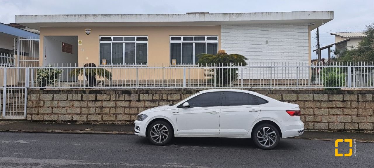 Casa com 315m², 8 quartos (sendo 3 suítes), 3 garagens, no bairro Capoeiras em Florianópolis