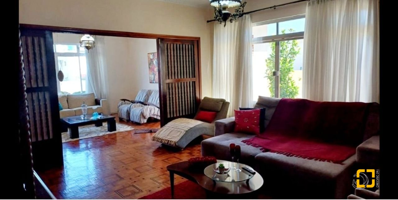 Casa com 315m², 8 quartos (sendo 3 suítes), 3 garagens, no bairro Capoeiras em Florianópolis
