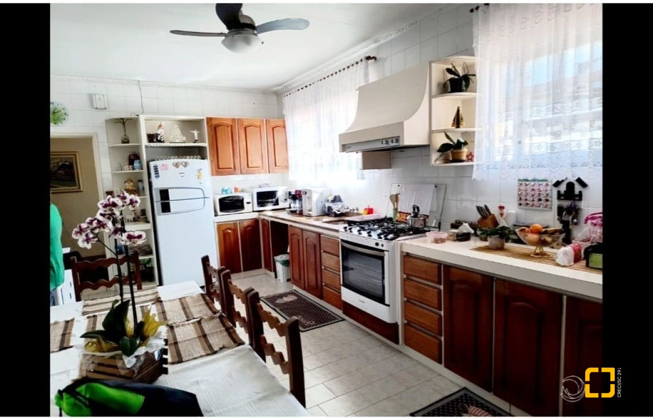Casa com 315m², 8 quartos (sendo 3 suítes), 3 garagens, no bairro Capoeiras em Florianópolis