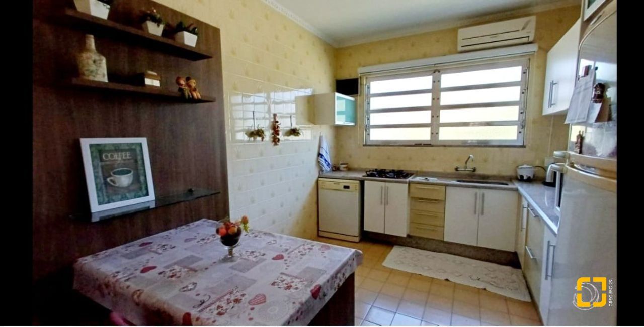 Casa com 315m², 8 quartos (sendo 3 suítes), 3 garagens, no bairro Capoeiras em Florianópolis