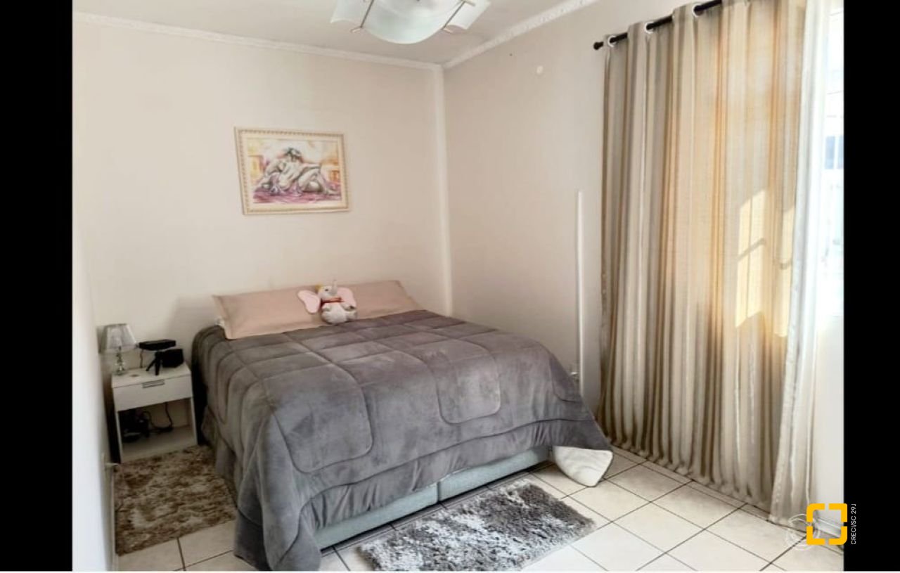 Casa com 315m², 8 quartos (sendo 3 suítes), 3 garagens, no bairro Capoeiras em Florianópolis