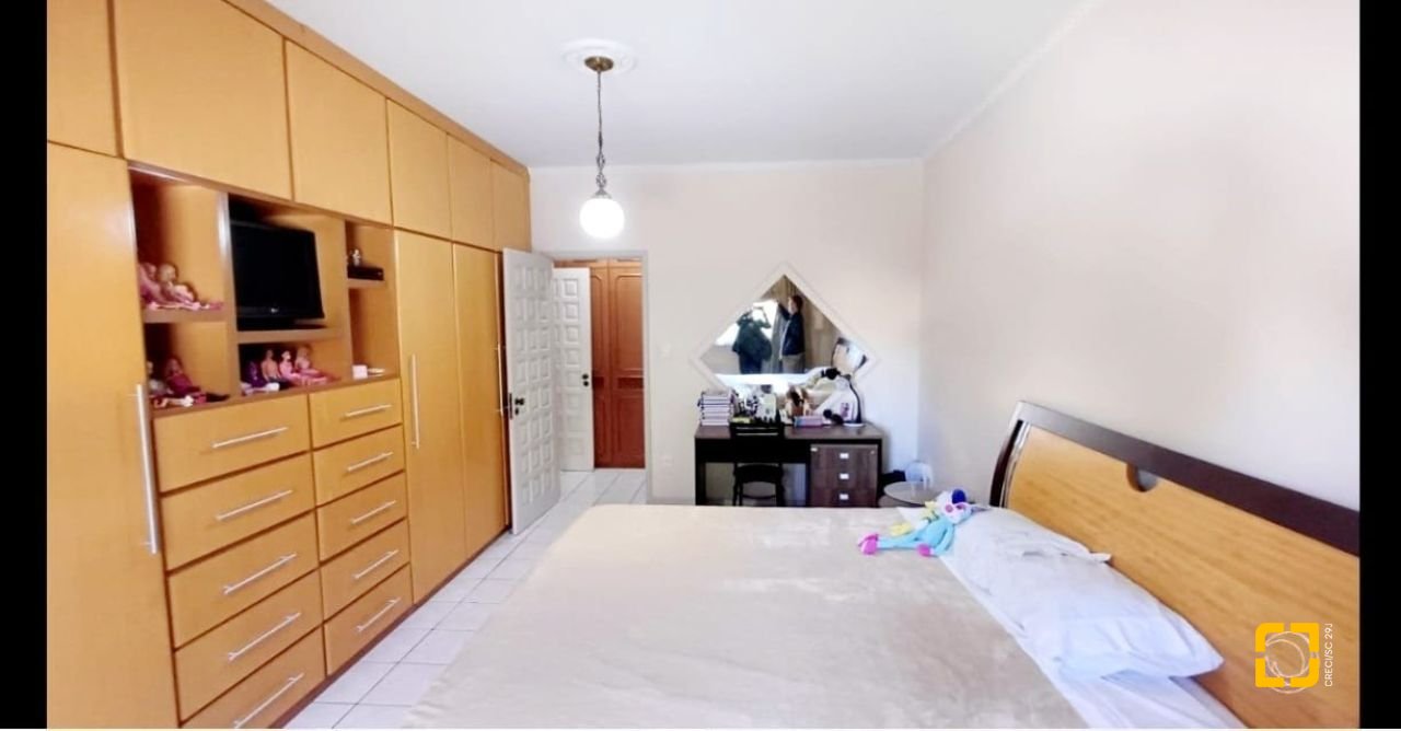 Casa com 315m², 8 quartos (sendo 3 suítes), 3 garagens, no bairro Capoeiras em Florianópolis