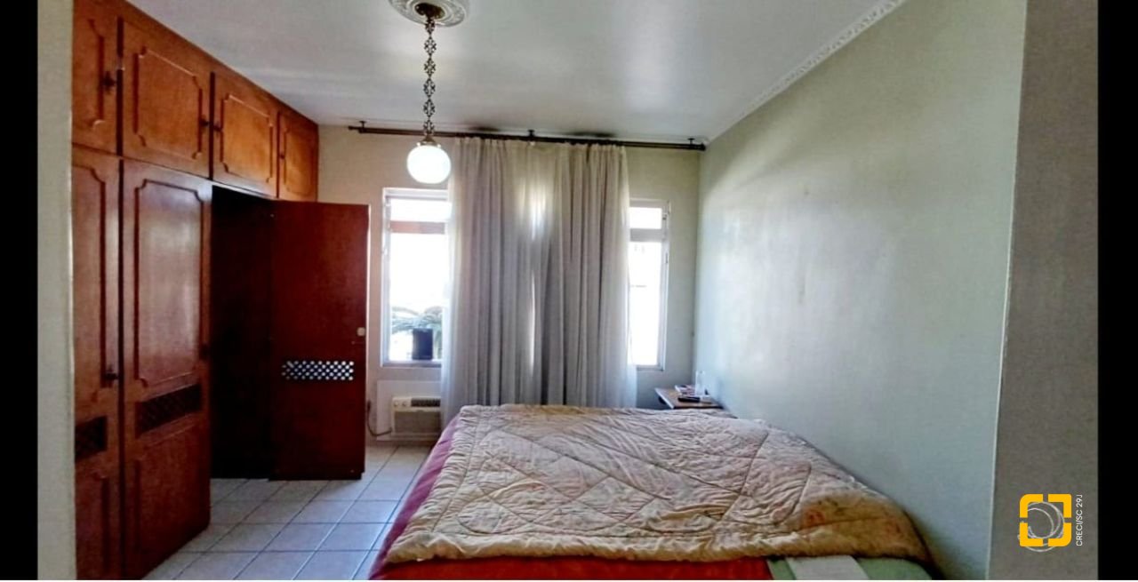 Casa com 315m², 8 quartos (sendo 3 suítes), 3 garagens, no bairro Capoeiras em Florianópolis