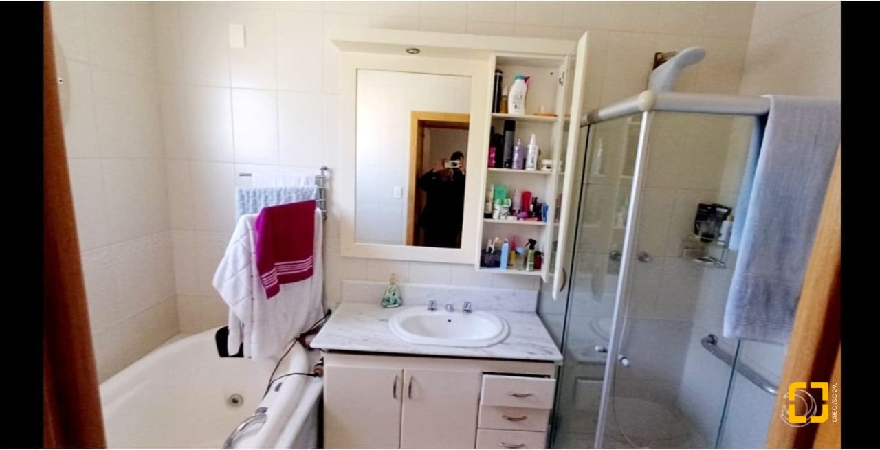 Casa com 315m², 8 quartos (sendo 3 suítes), 3 garagens, no bairro Capoeiras em Florianópolis