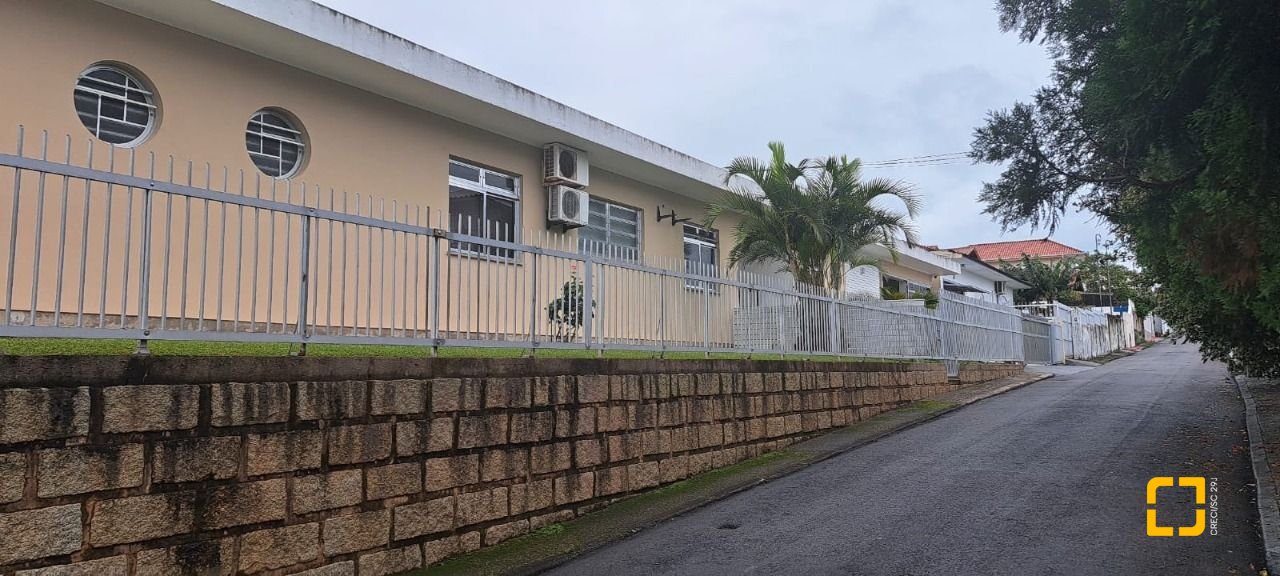 Casa com 315m², 8 quartos (sendo 3 suítes), 3 garagens, no bairro Capoeiras em Florianópolis