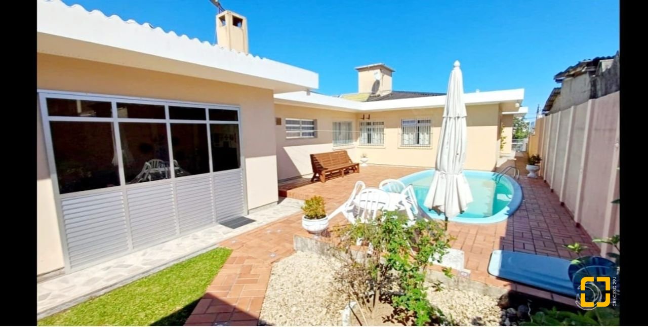 Casa com 315m², 8 quartos (sendo 3 suítes), 3 garagens, no bairro Capoeiras em Florianópolis
