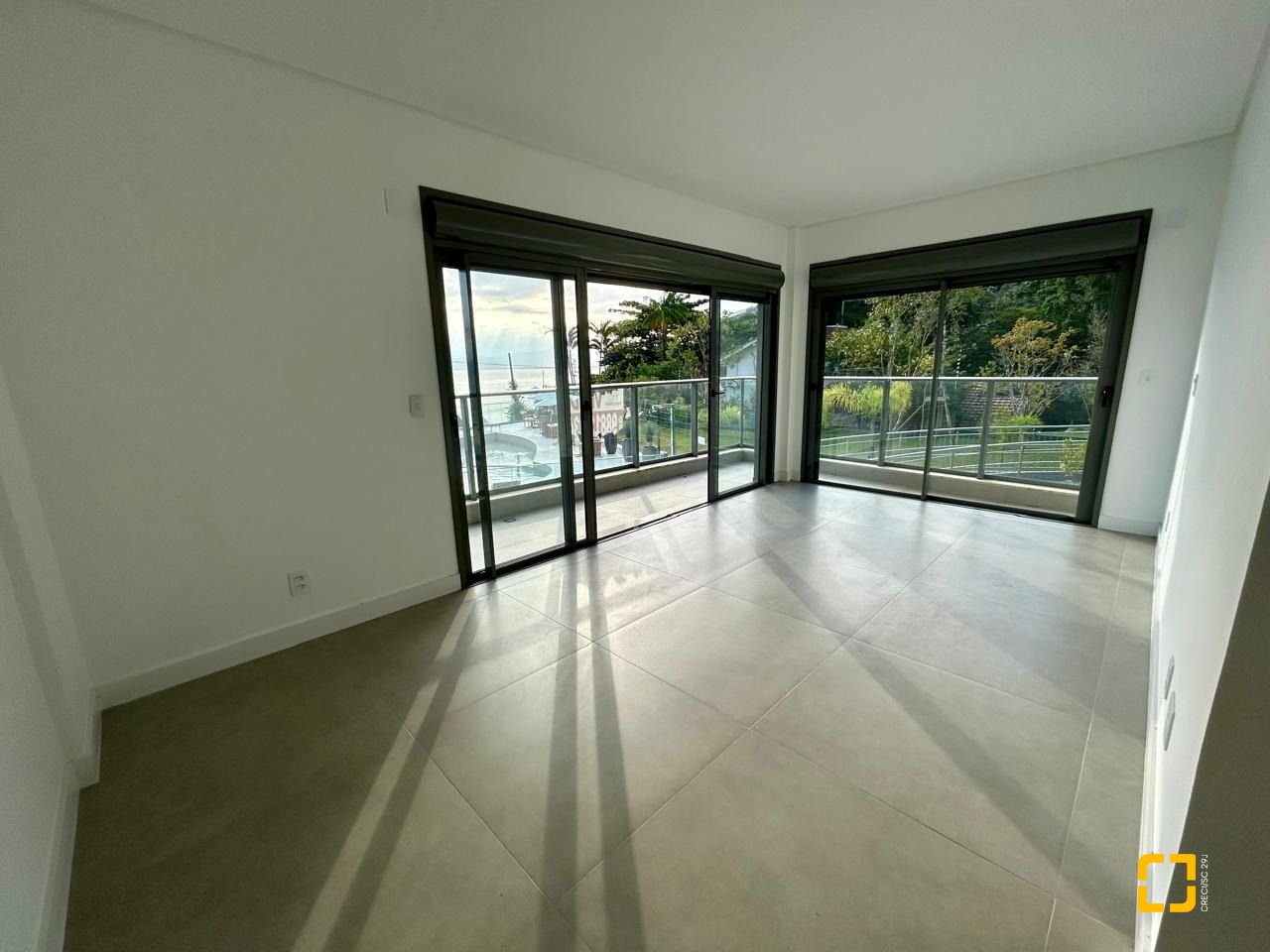 Apartamento com 178m², 6 quartos (sendo 3 suítes), 2 garagens, no bairro Cacupé em Florianópolis