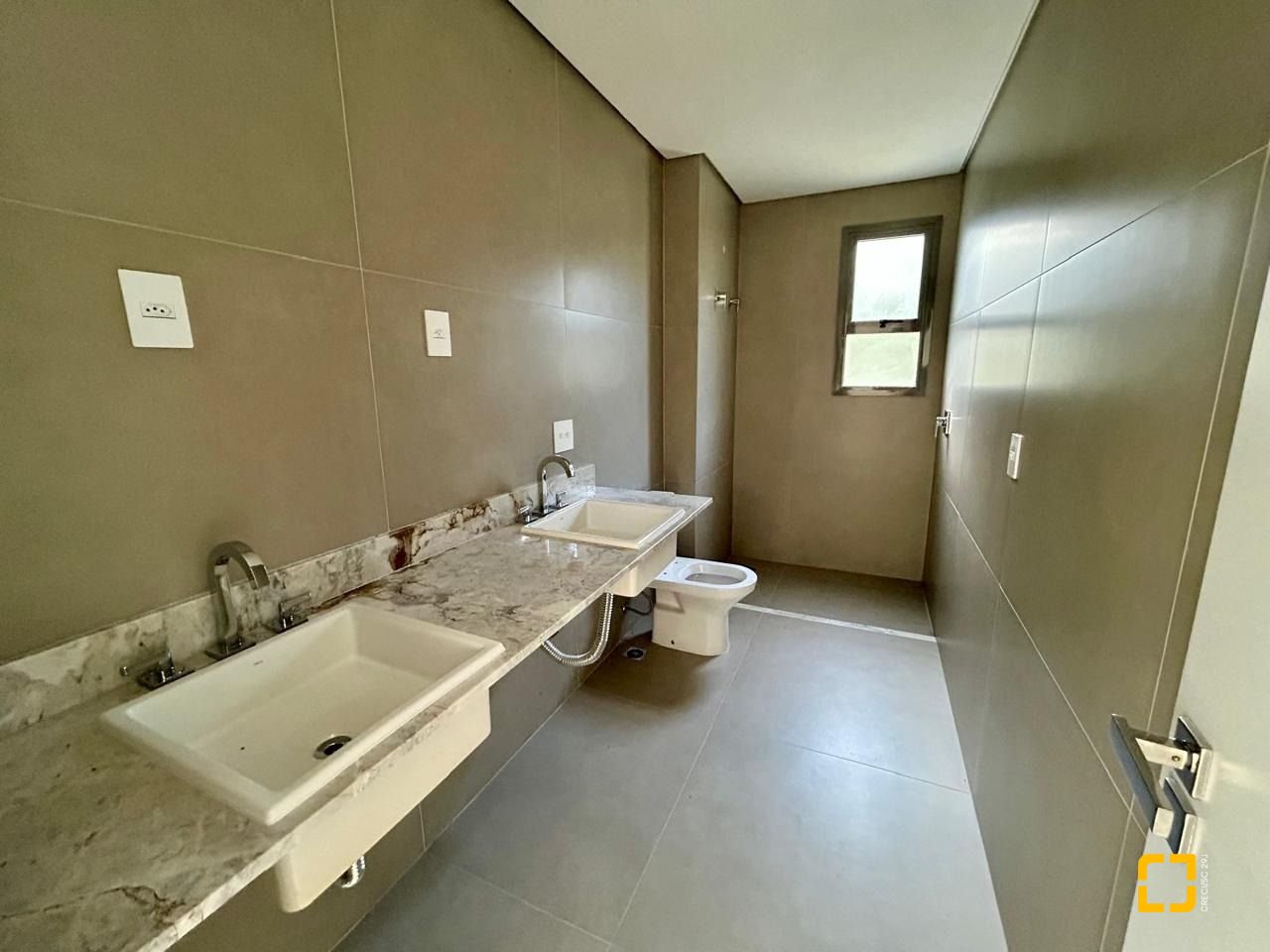 Apartamento com 178m², 6 quartos (sendo 3 suítes), 2 garagens, no bairro Cacupé em Florianópolis