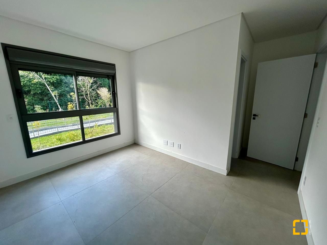 Apartamento com 178m², 6 quartos (sendo 3 suítes), 2 garagens, no bairro Cacupé em Florianópolis