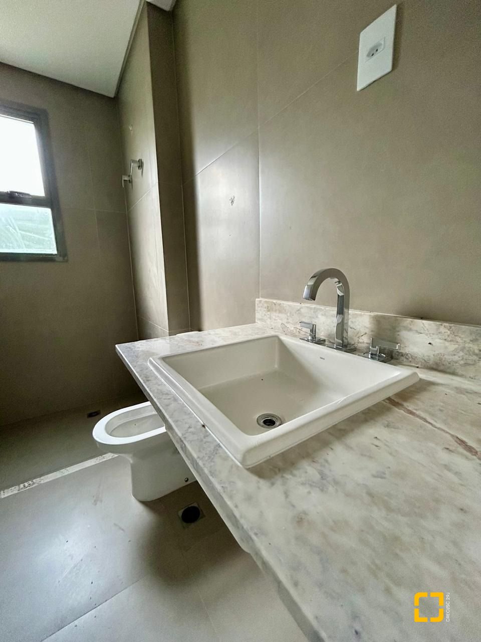 Apartamento com 178m², 6 quartos (sendo 3 suítes), 2 garagens, no bairro Cacupé em Florianópolis