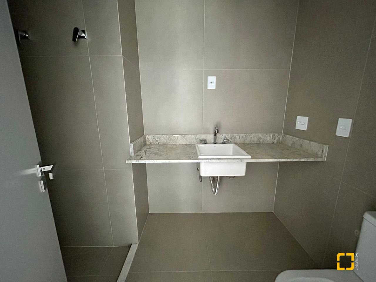 Apartamento com 178m², 6 quartos (sendo 3 suítes), 2 garagens, no bairro Cacupé em Florianópolis