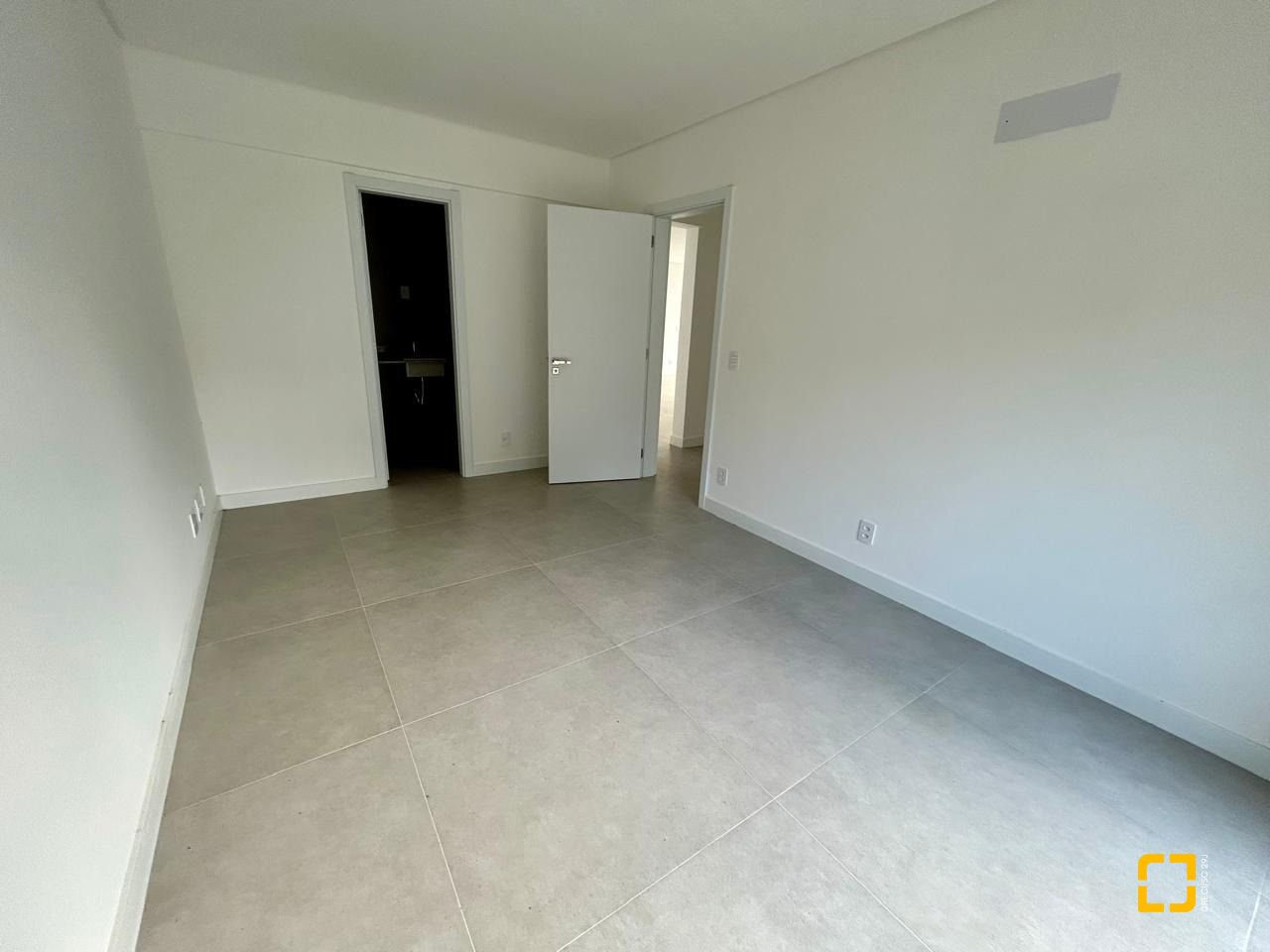 Apartamento com 178m², 6 quartos (sendo 3 suítes), 2 garagens, no bairro Cacupé em Florianópolis