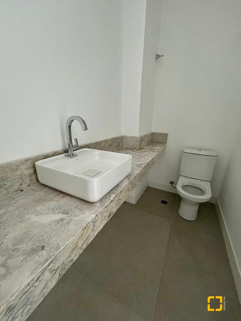Apartamento com 178m², 6 quartos (sendo 3 suítes), 2 garagens, no bairro Cacupé em Florianópolis