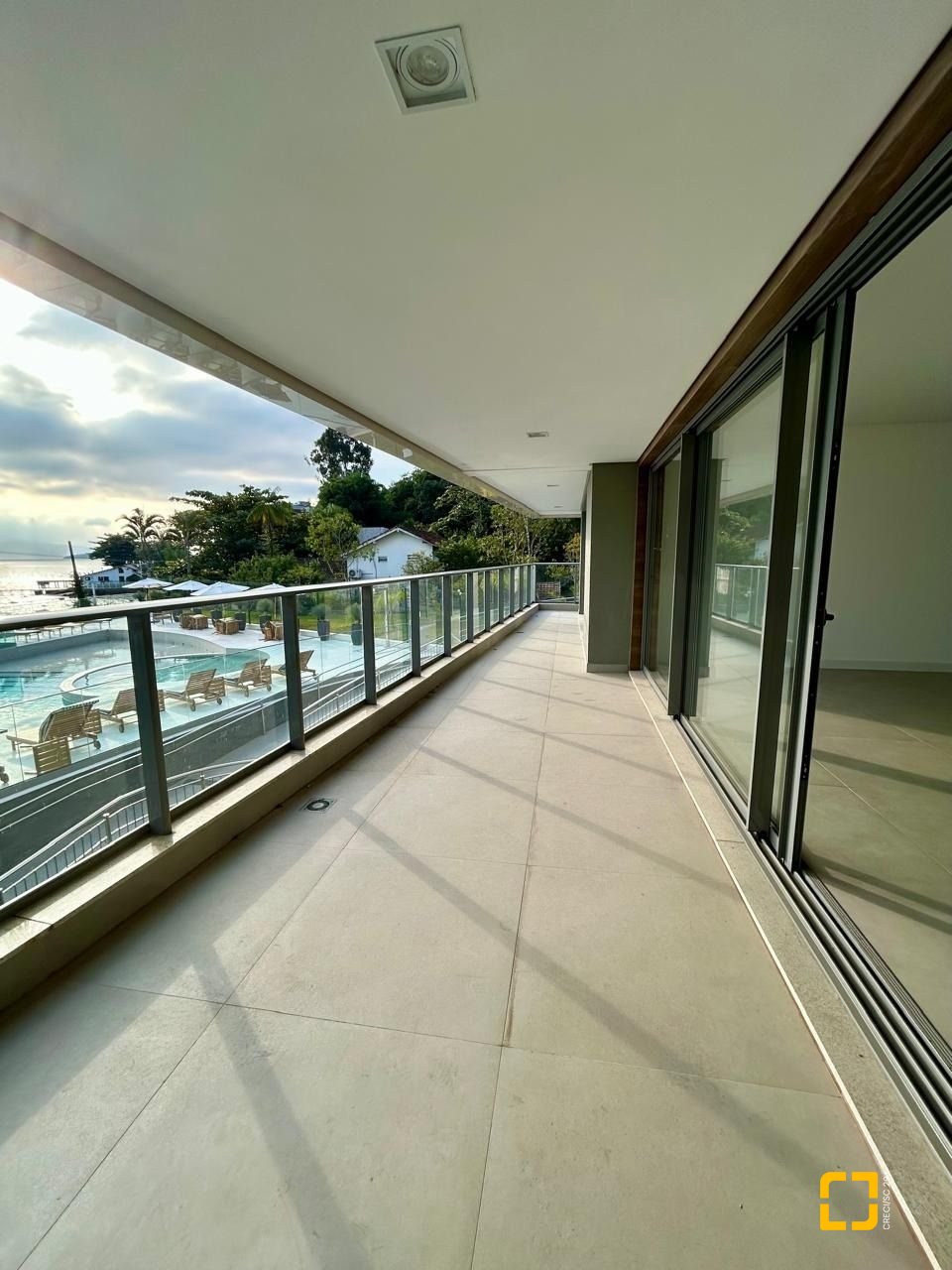 Apartamento com 178m², 6 quartos (sendo 3 suítes), 2 garagens, no bairro Cacupé em Florianópolis