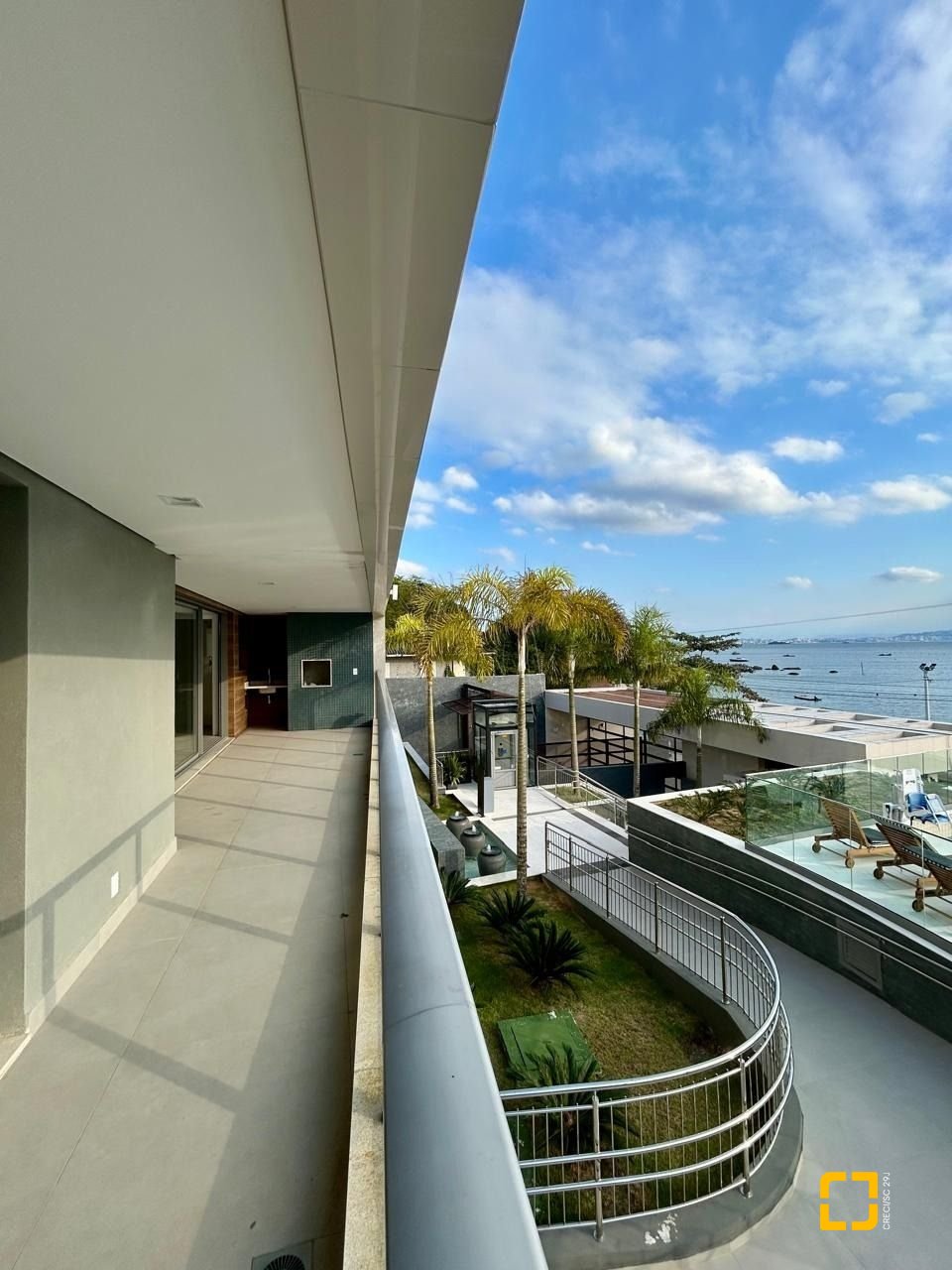 Apartamento com 178m², 6 quartos (sendo 3 suítes), 2 garagens, no bairro Cacupé em Florianópolis