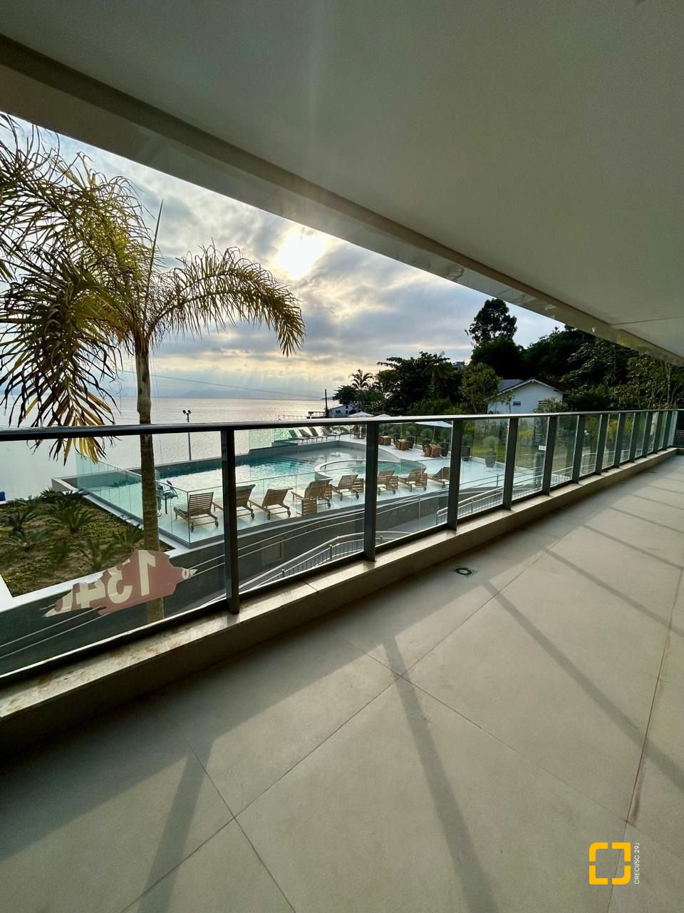 Apartamento com 178m², 6 quartos (sendo 3 suítes), 2 garagens, no bairro Cacupé em Florianópolis
