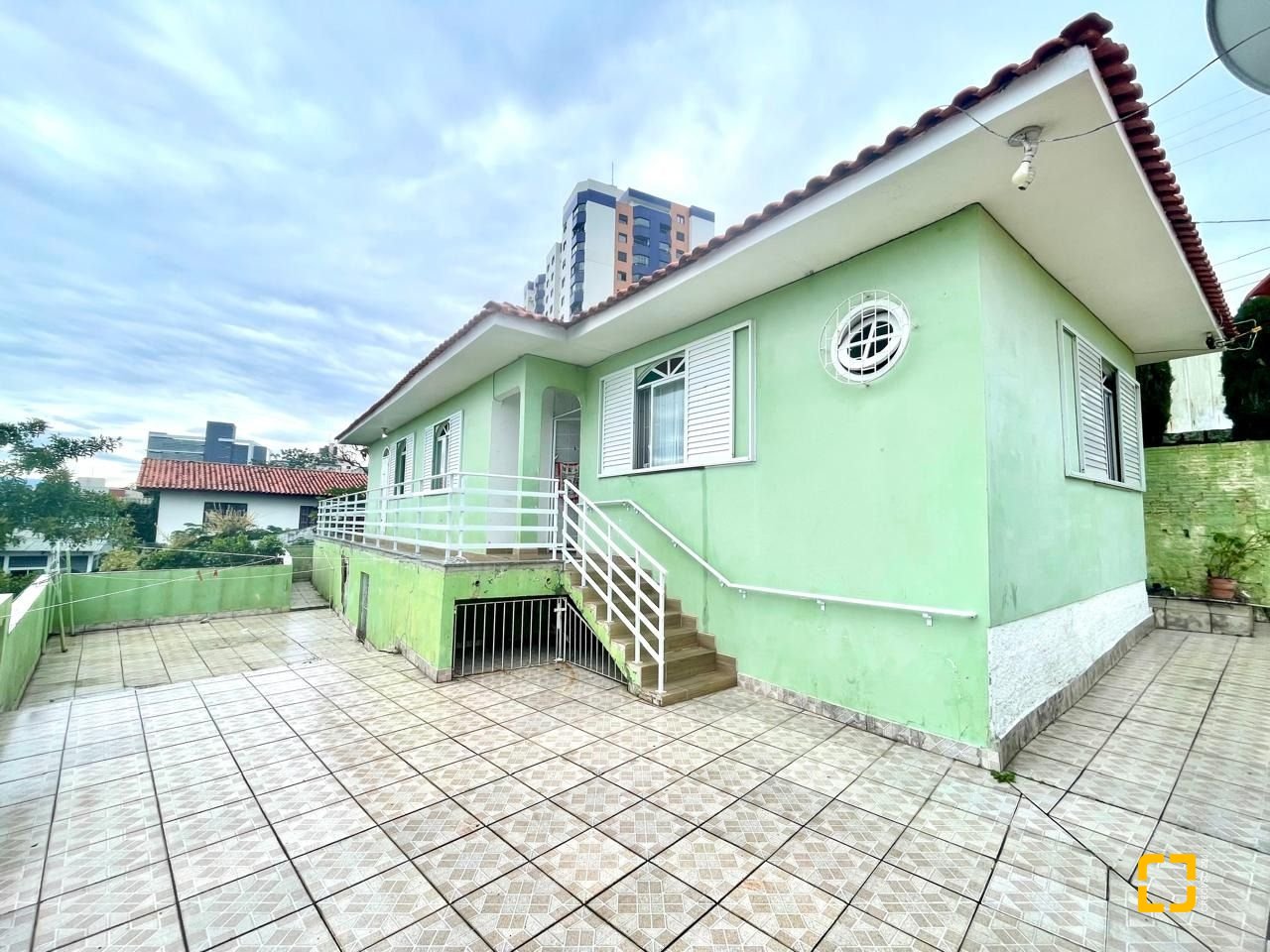 Casa com 584m², 7 quartos (sendo 1 suíte), no bairro Estreito em Florianópolis