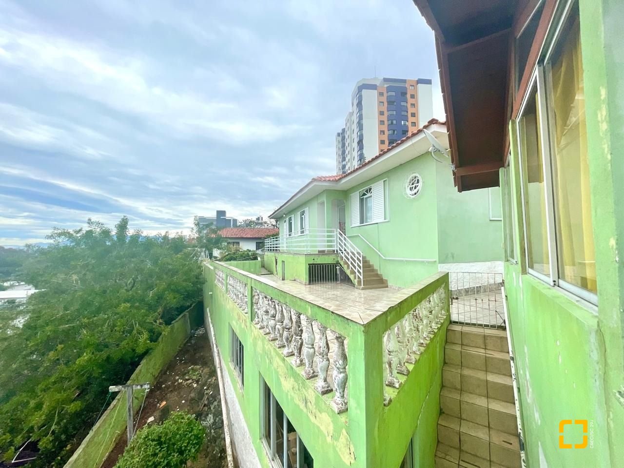 Casa com 584m², 7 quartos (sendo 1 suíte), no bairro Estreito em Florianópolis