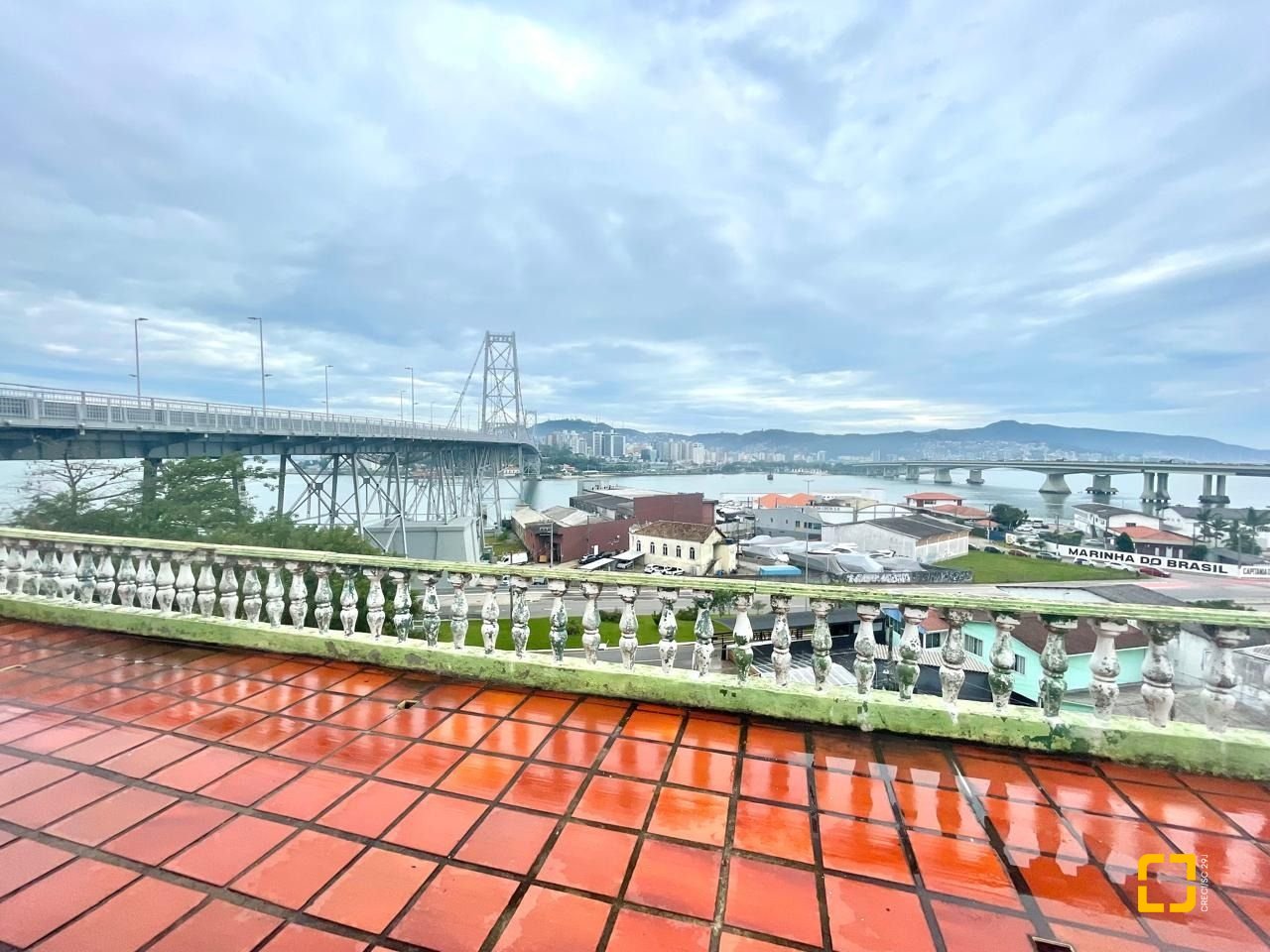 Casa com 584m², 7 quartos (sendo 1 suíte), no bairro Estreito em Florianópolis