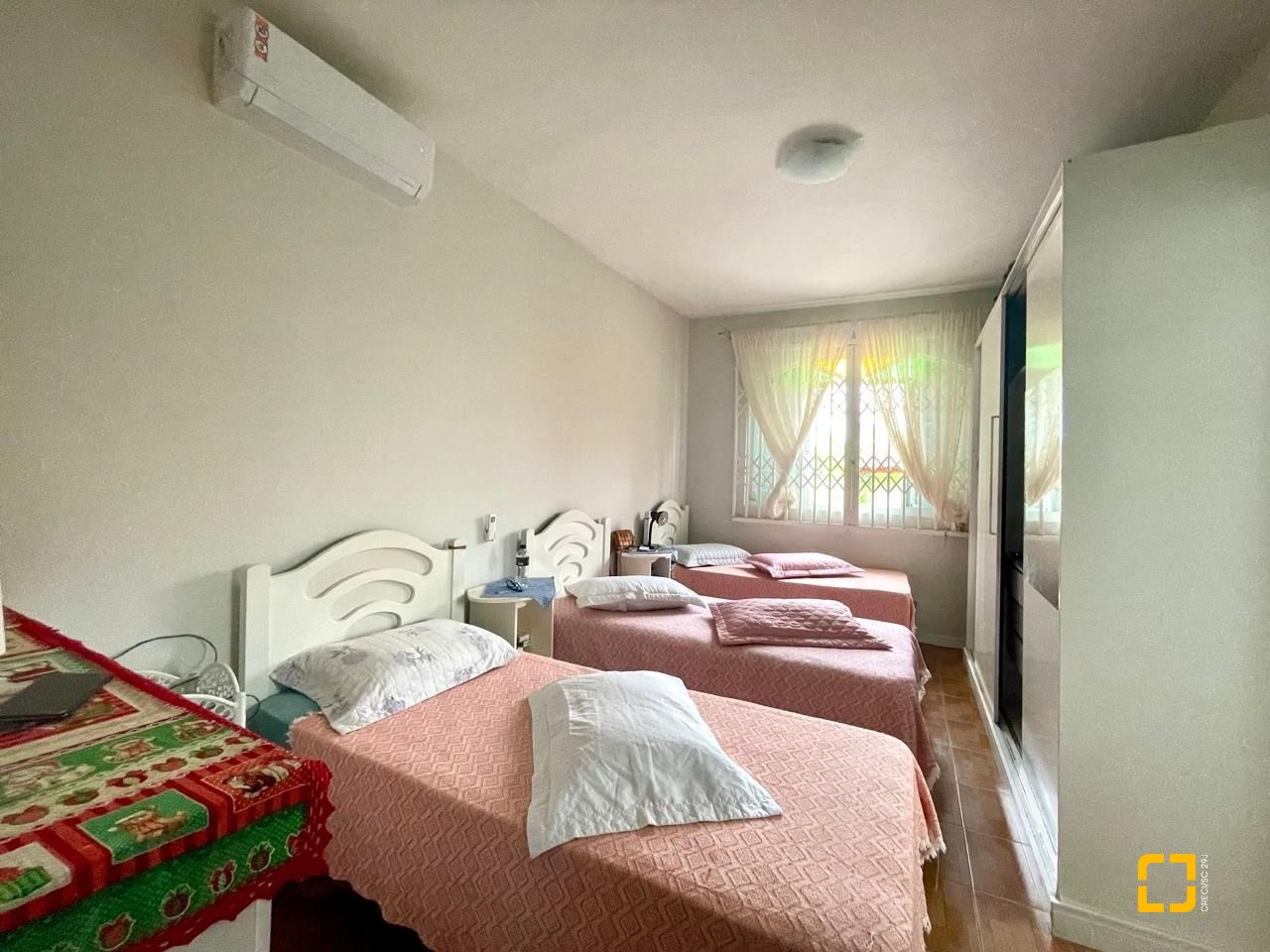 Casa com 584m², 7 quartos (sendo 1 suíte), no bairro Estreito em Florianópolis