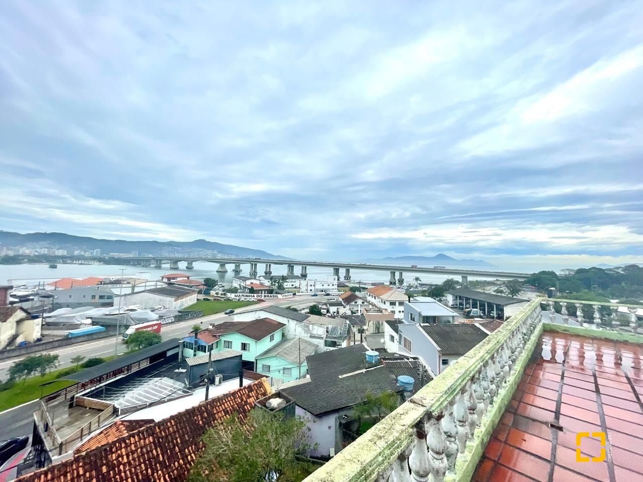 Casa com 584m², 7 quartos (sendo 1 suíte), no bairro Estreito em Florianópolis