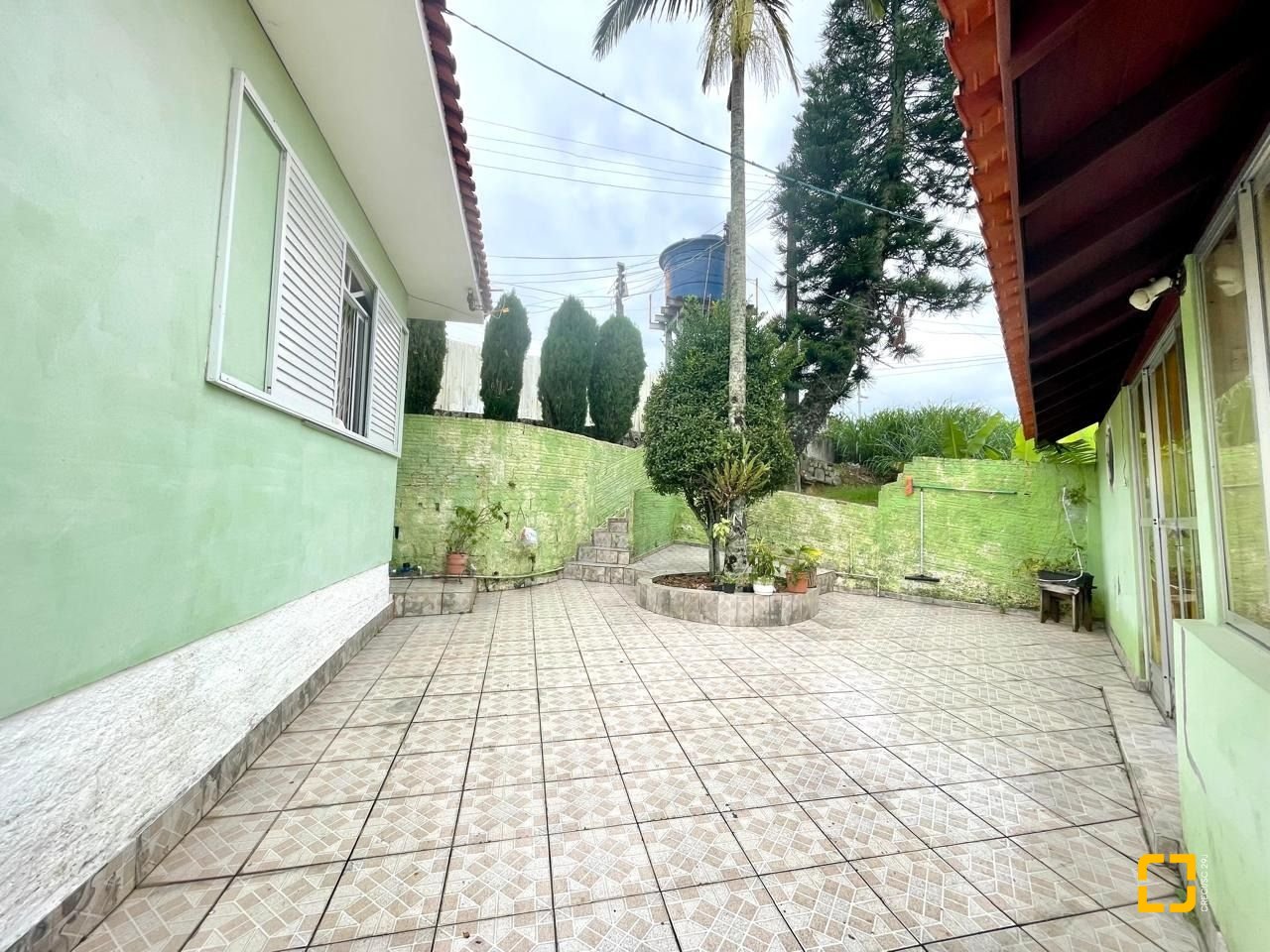 Casa com 584m², 7 quartos (sendo 1 suíte), no bairro Estreito em Florianópolis
