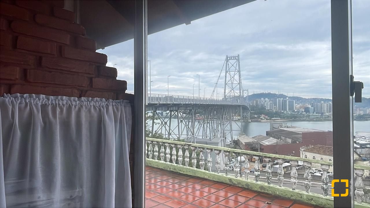 Casa com 584m², 7 quartos (sendo 1 suíte), no bairro Estreito em Florianópolis