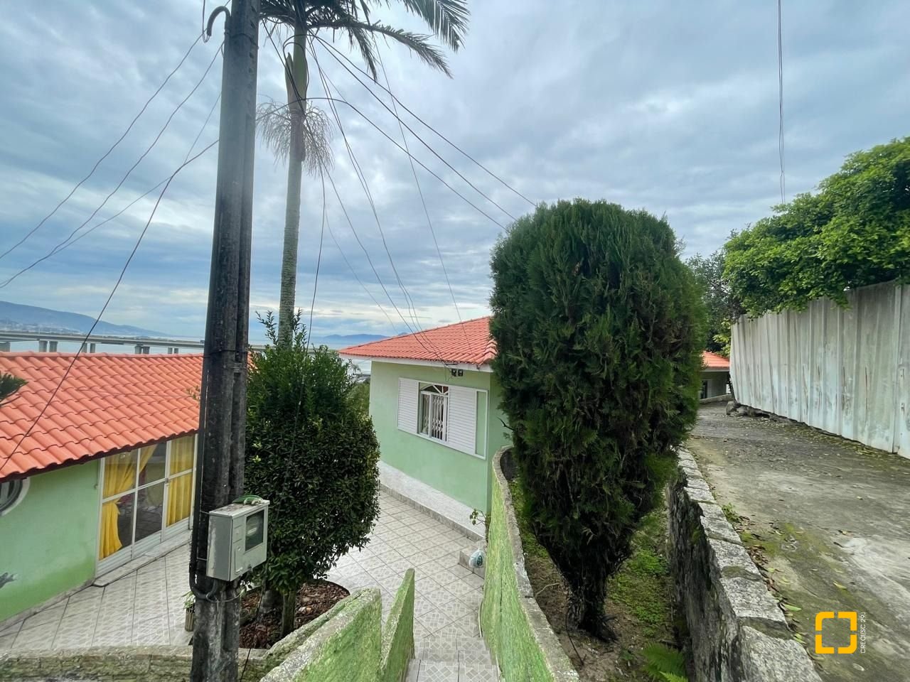 Casa com 584m², 7 quartos (sendo 1 suíte), no bairro Estreito em Florianópolis
