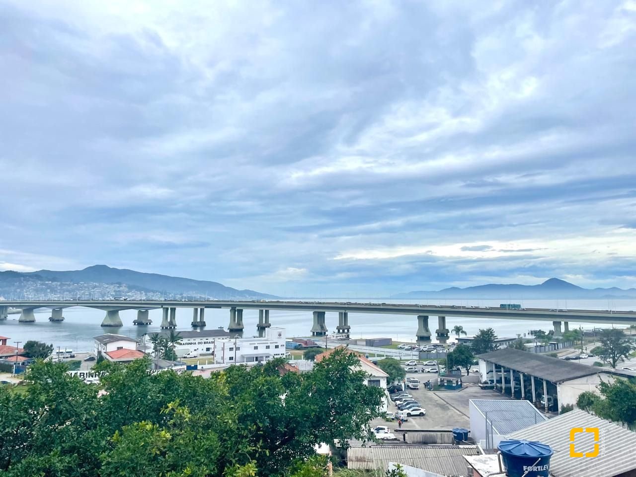 Casa com 584m², 7 quartos (sendo 1 suíte), no bairro Estreito em Florianópolis