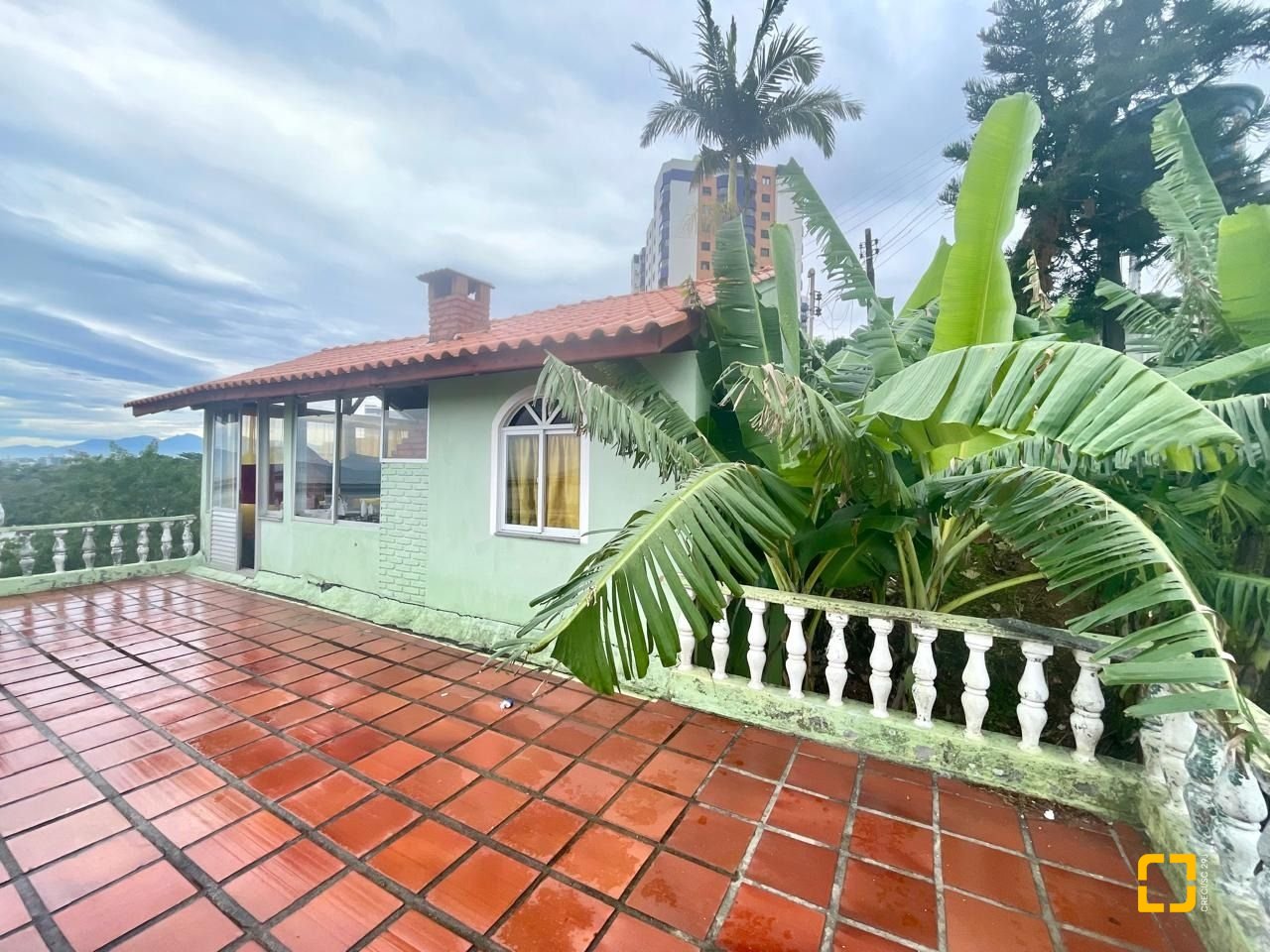 Casa com 584m², 7 quartos (sendo 1 suíte), no bairro Estreito em Florianópolis