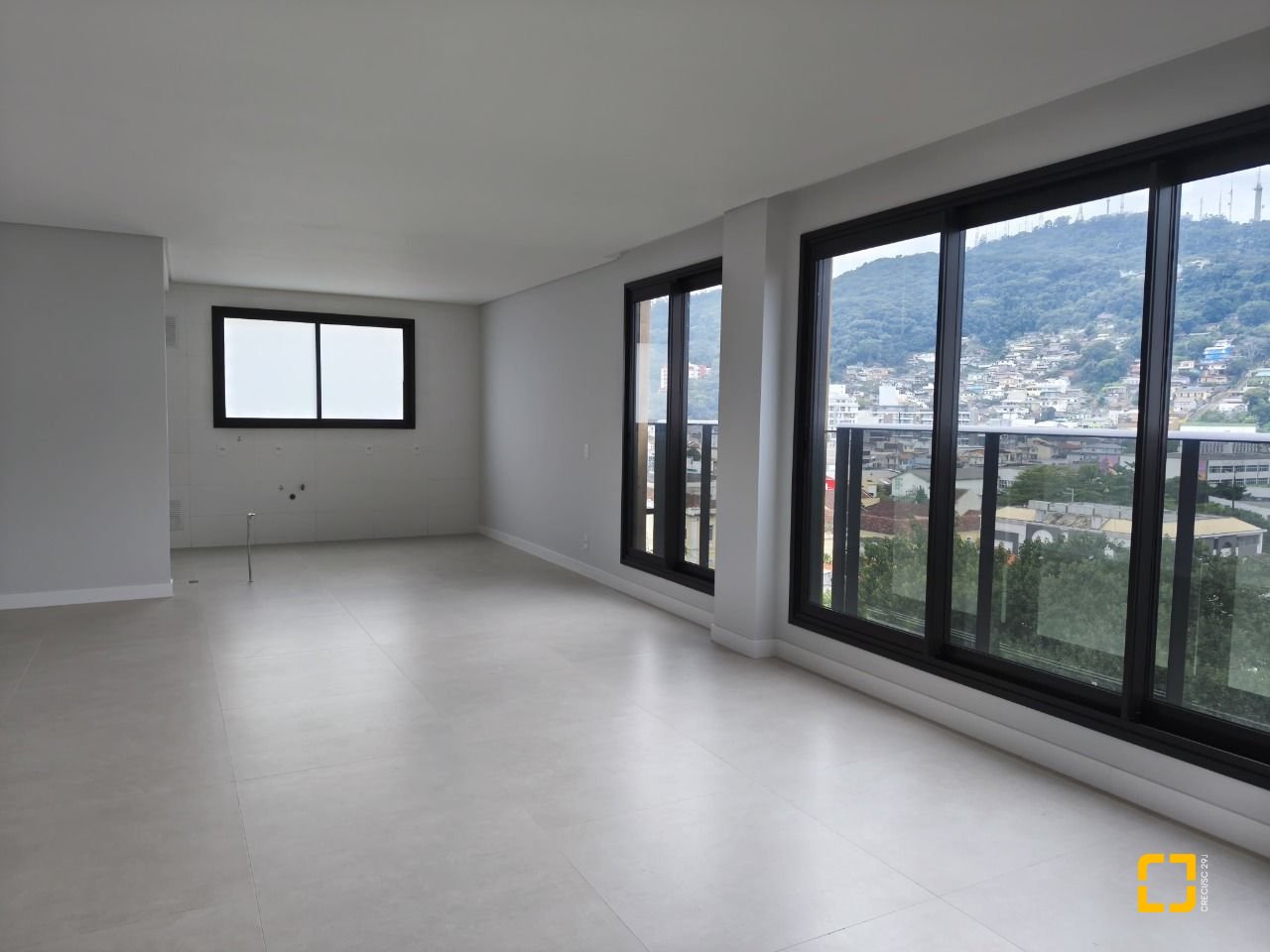 Apartamento com 113m², 4 quartos (sendo 1 suíte), 2 garagens, no bairro Centro em Florianópolis